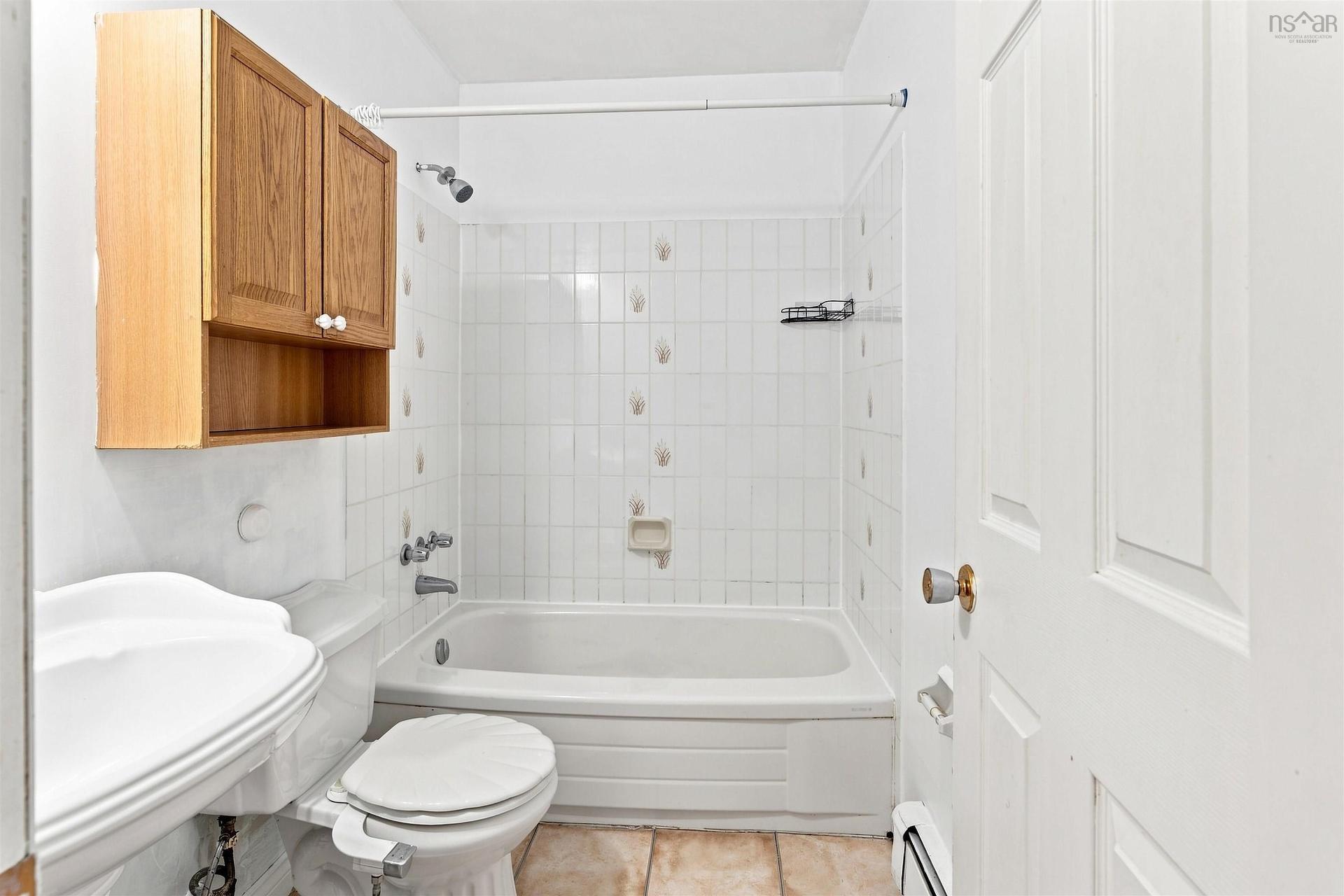 2 Applewood Lane, Dartmouth, NS - Indoor Photo Showing Bathroom