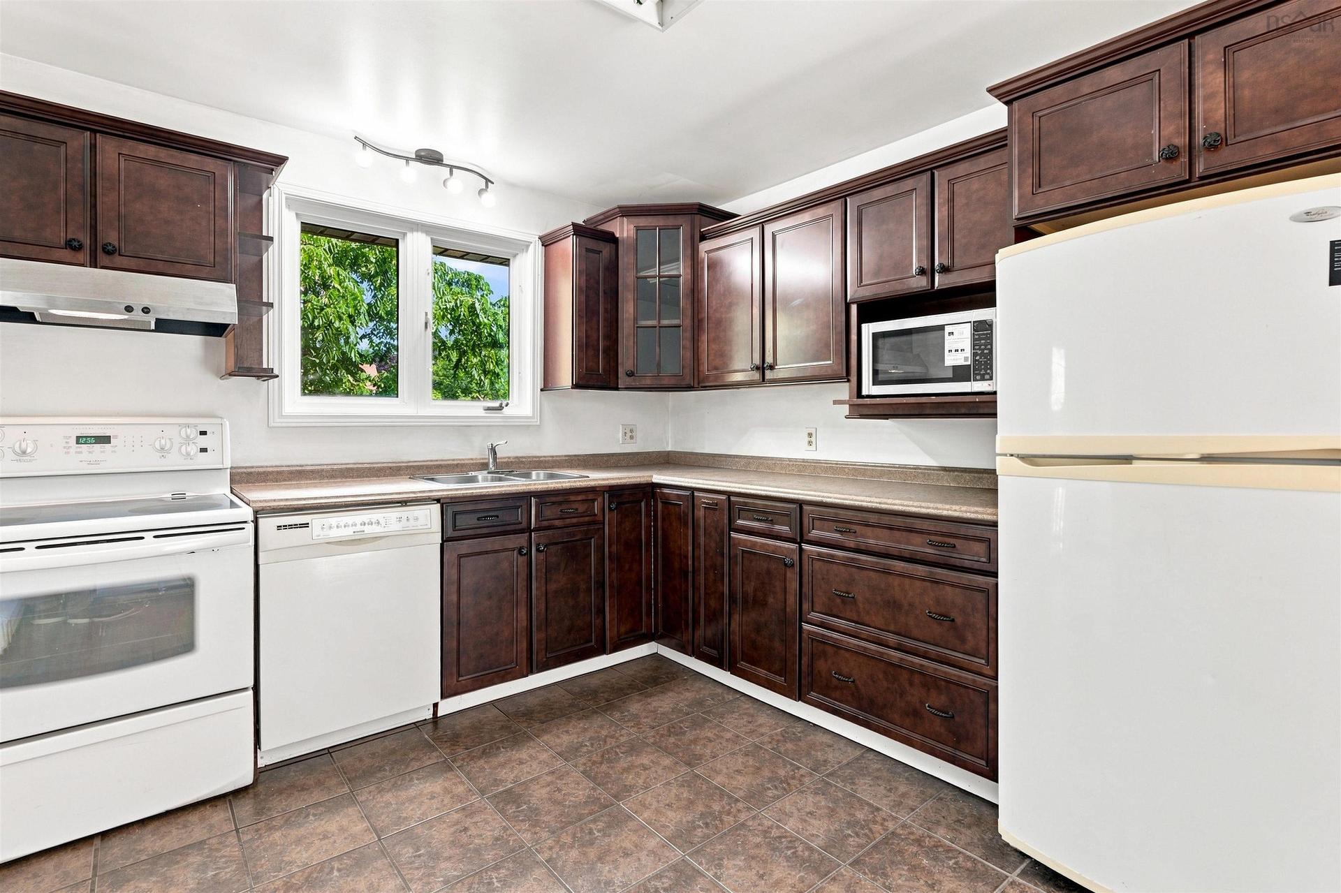 2 Applewood Lane, Dartmouth, NS - Indoor Photo Showing Kitchen With Double Sink