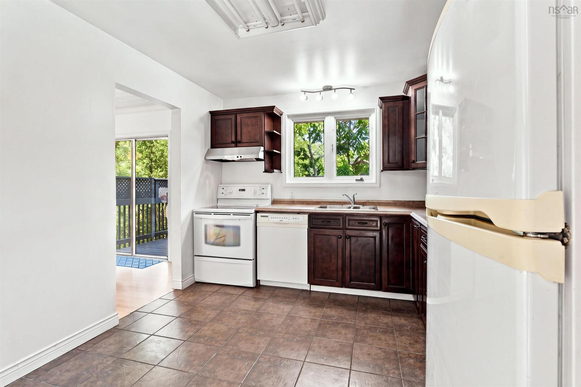 2 Applewood Lane, Dartmouth, NS - Indoor Photo Showing Kitchen With Double Sink