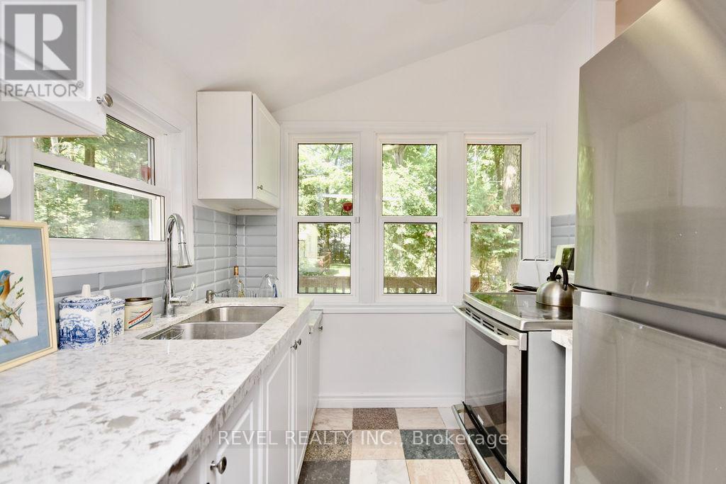 39 Domar Road, Tiny, ON - Indoor Photo Showing Kitchen With Double Sink With Upgraded Kitchen