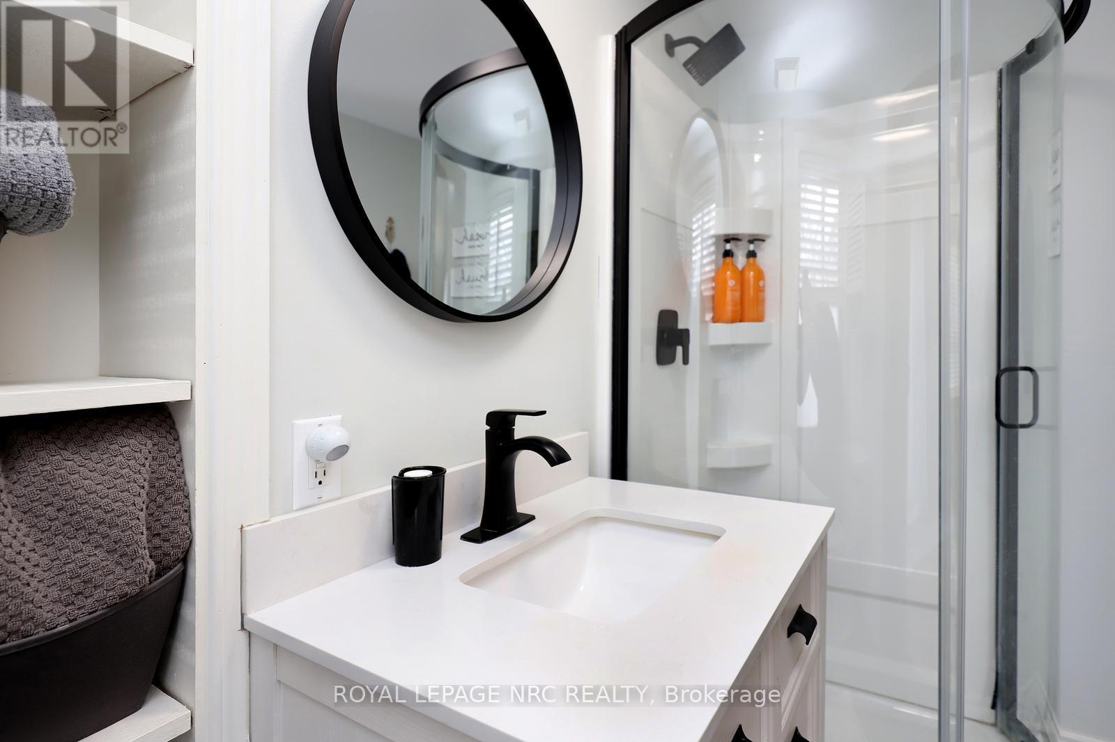 1 John Avenue, Brant, ON - Indoor Photo Showing Bathroom
