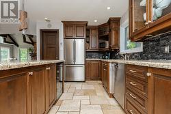 Spacious kitchen, granite countertops and a pantry - 