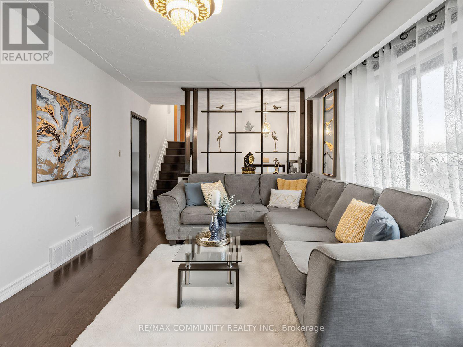 1397 Charles Drive, Burlington, ON - Indoor Photo Showing Living Room