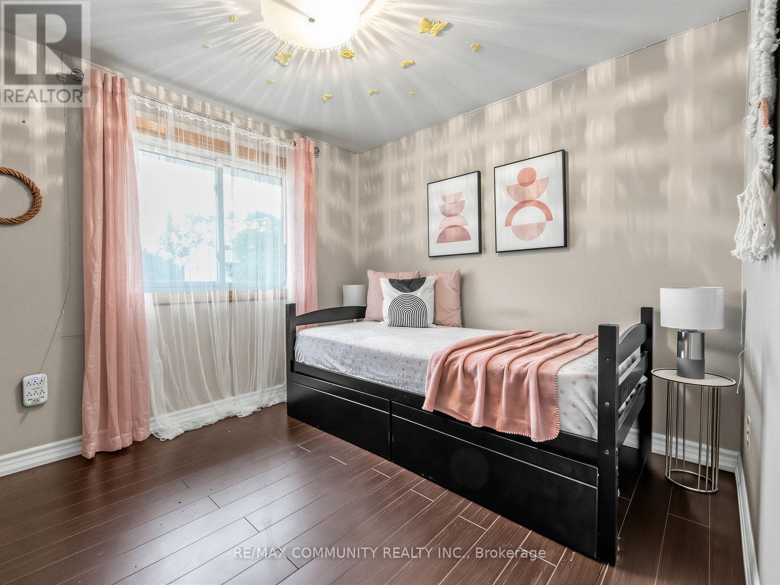 1397 Charles Drive, Burlington, ON - Indoor Photo Showing Bedroom