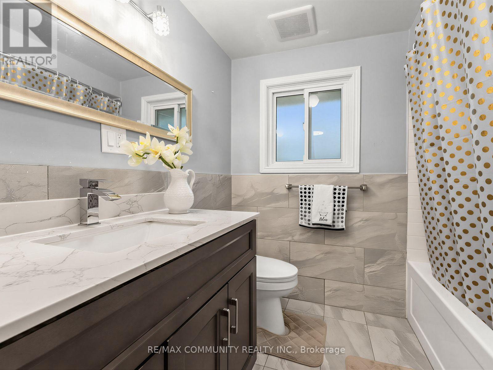 1397 Charles Drive, Burlington, ON - Indoor Photo Showing Bathroom