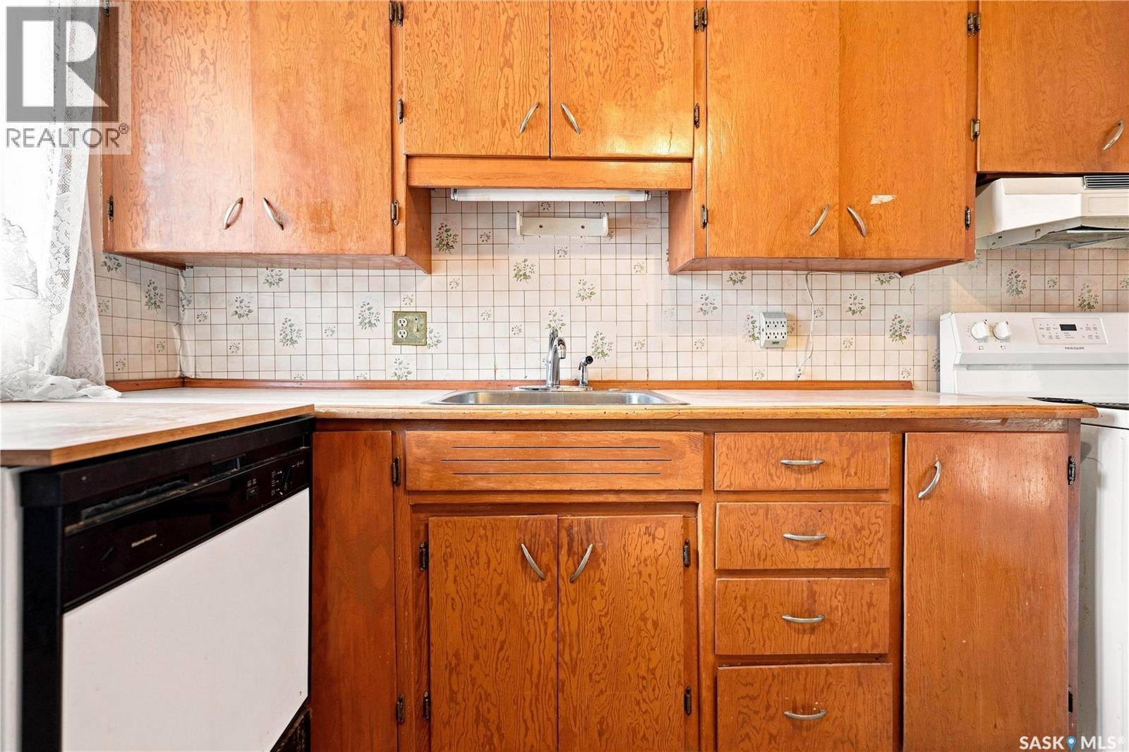 4904 Mckinley Avenue, Regina, SK - Indoor Photo Showing Kitchen With Double Sink