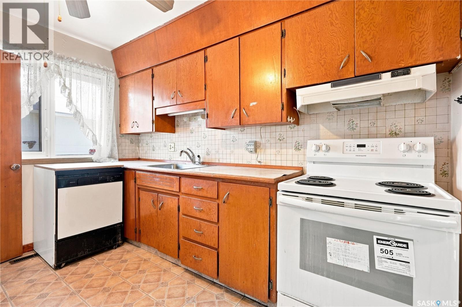 4904 Mckinley Avenue, Regina, SK - Indoor Photo Showing Kitchen