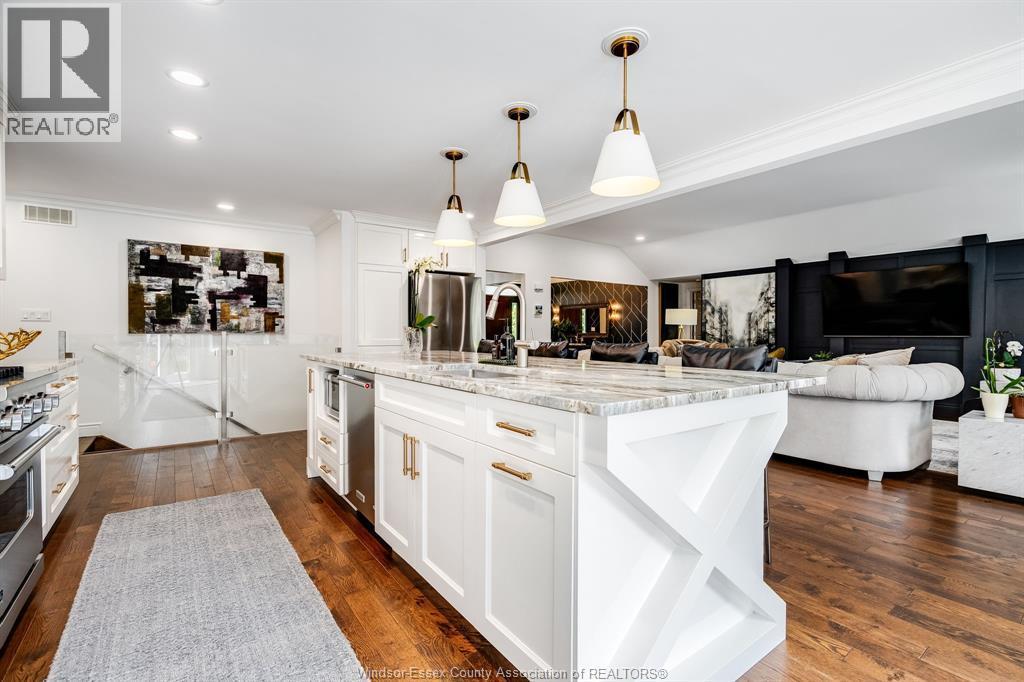 408 Pentilly, Tecumseh, ON - Indoor Photo Showing Kitchen With Upgraded Kitchen