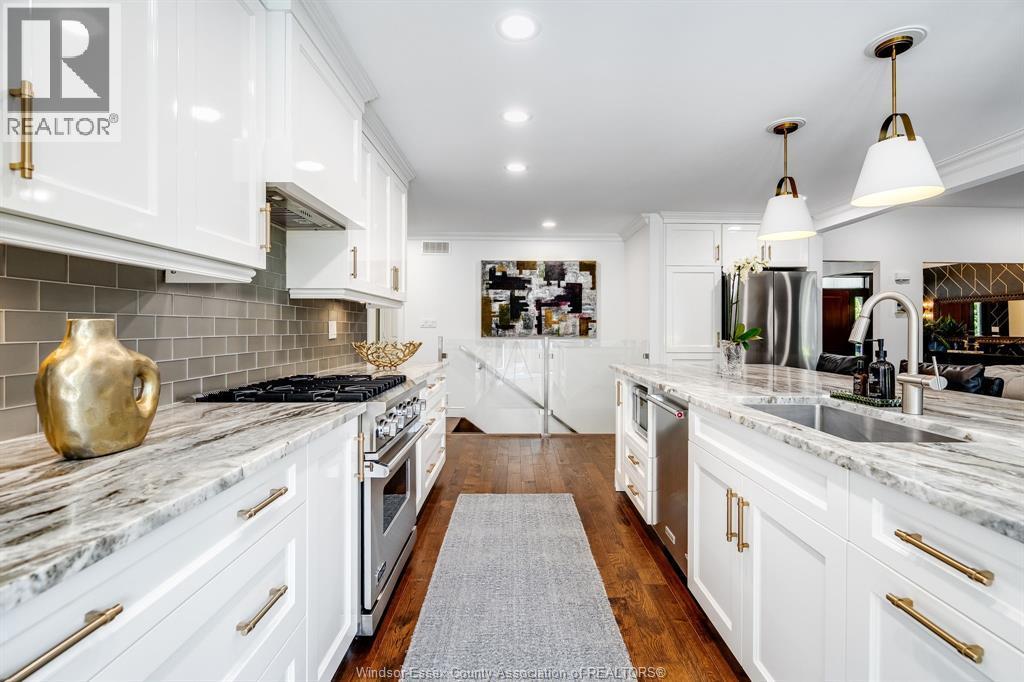 408 Pentilly, Tecumseh, ON - Indoor Photo Showing Kitchen With Upgraded Kitchen