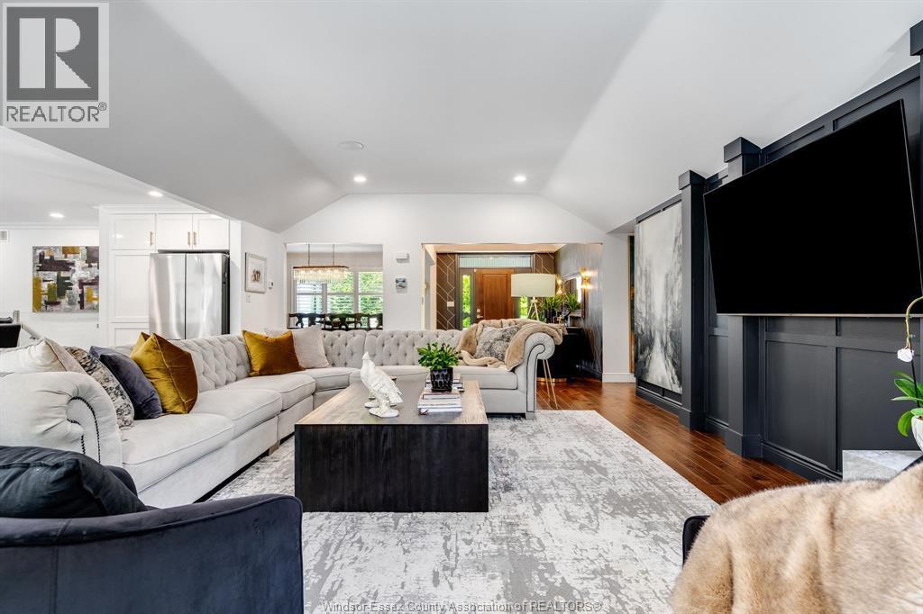 408 Pentilly, Tecumseh, ON - Indoor Photo Showing Living Room