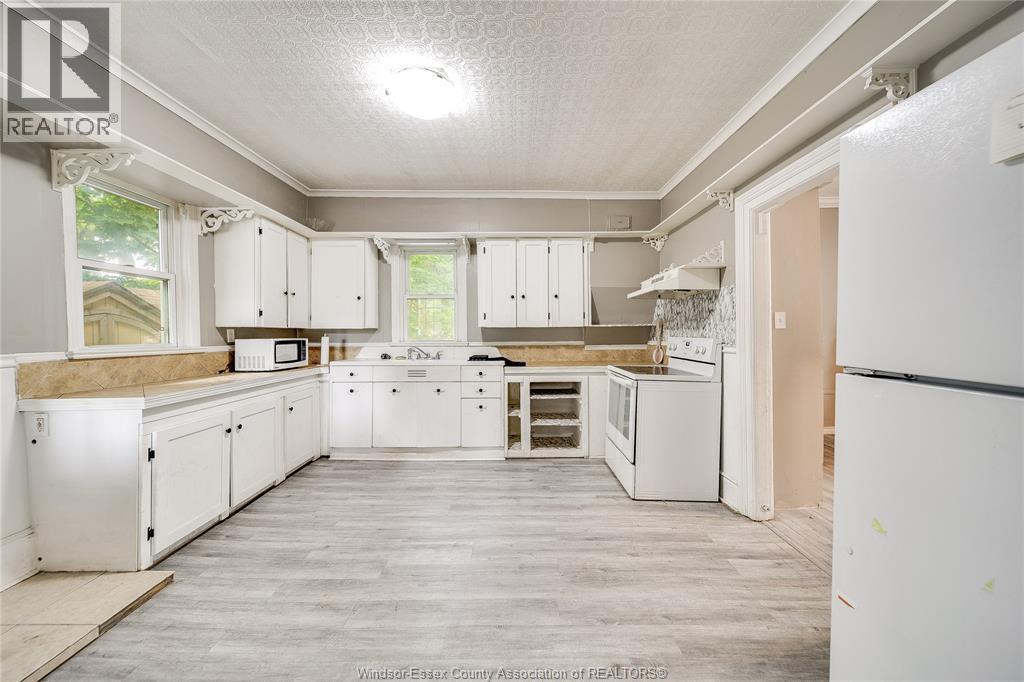 211 Cameron, Windsor, ON - Indoor Photo Showing Kitchen