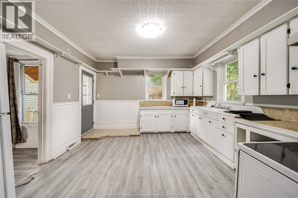 211 Cameron, Windsor, ON - Indoor Photo Showing Kitchen With Double Sink