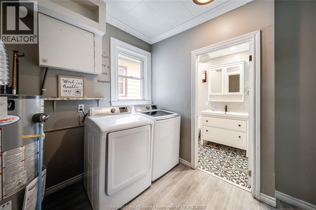 211 Cameron, Windsor, ON - Indoor Photo Showing Laundry Room