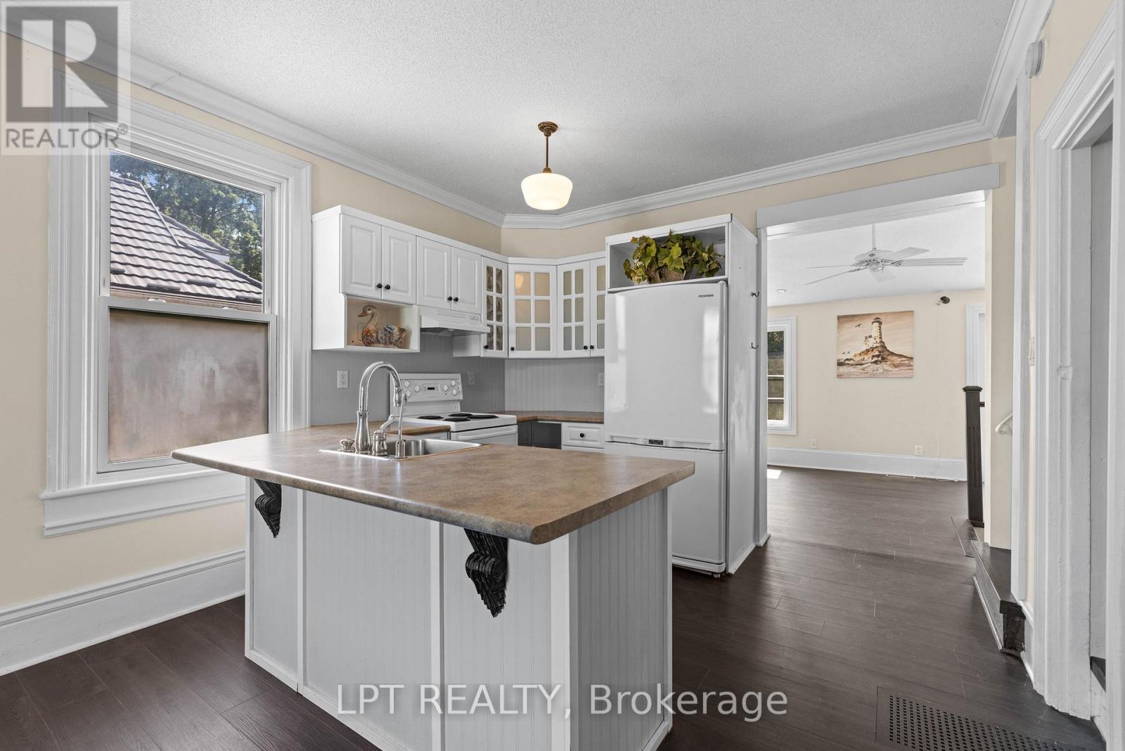 52 Parkside Drive E, Barrie, ON - Indoor Photo Showing Kitchen