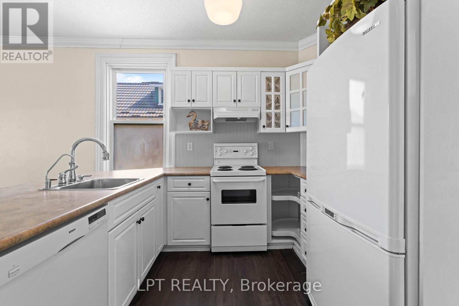 52 Parkside Drive E, Barrie, ON - Indoor Photo Showing Kitchen