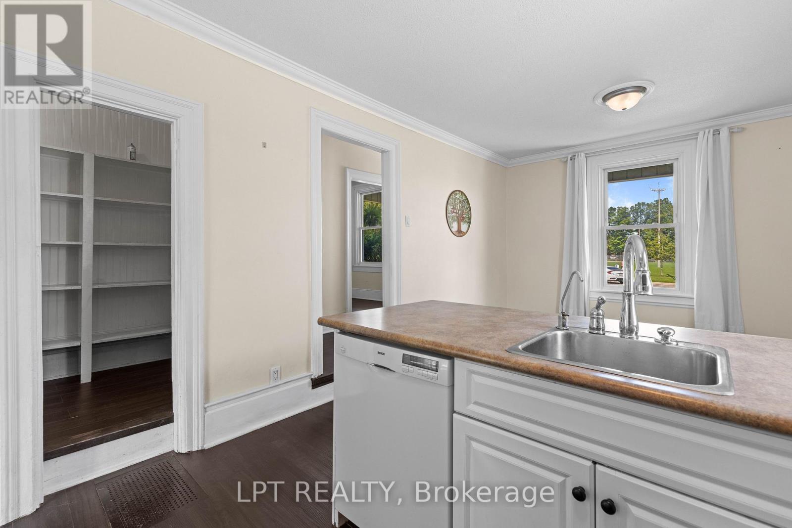 52 Parkside Drive E, Barrie, ON - Indoor Photo Showing Kitchen