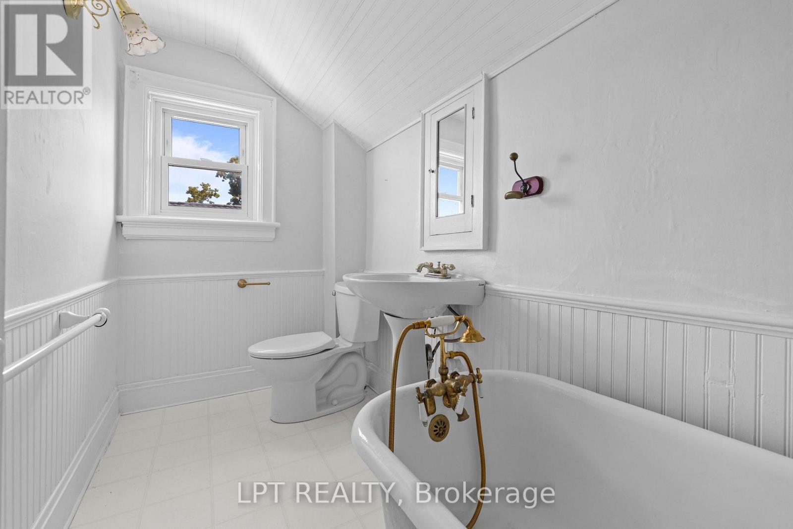 52 Parkside Drive E, Barrie, ON - Indoor