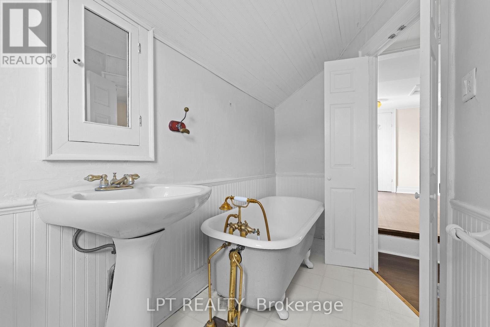 52 Parkside Drive E, Barrie, ON - Indoor Photo Showing Bathroom