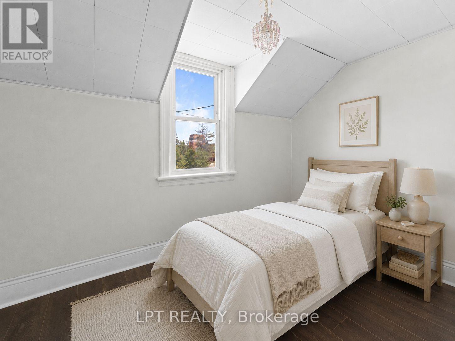 52 Parkside Drive E, Barrie, ON - Indoor Photo Showing Bedroom