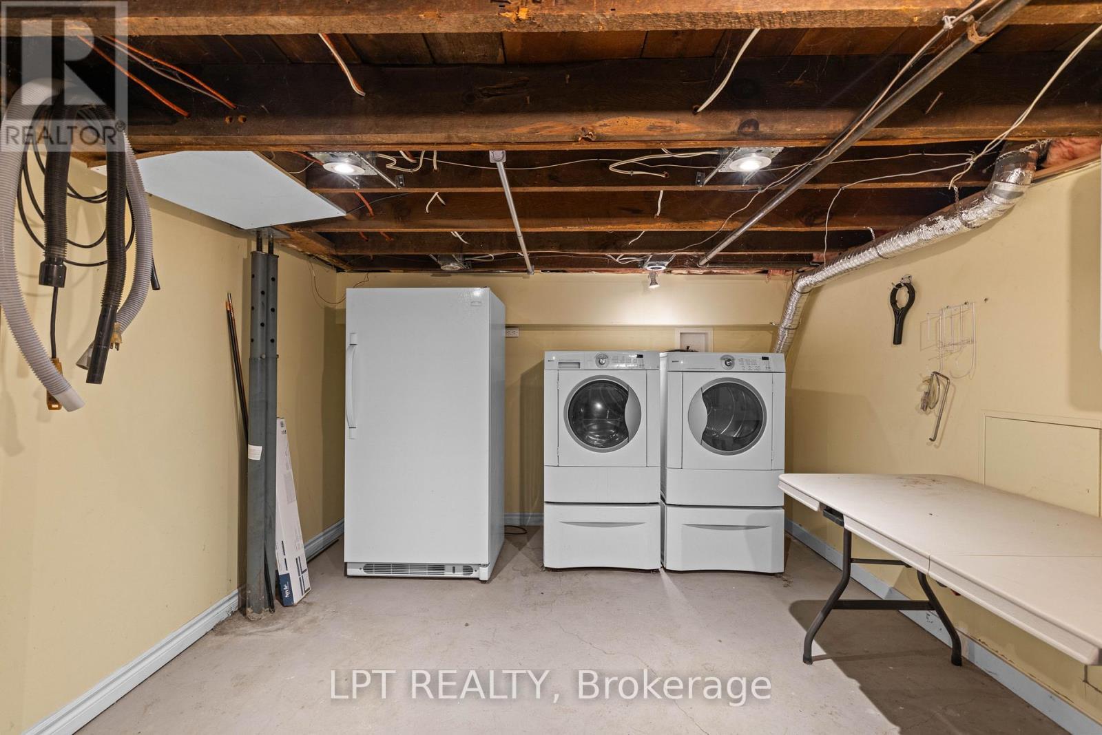 52 Parkside Drive E, Barrie, ON - Indoor Photo Showing Laundry Room