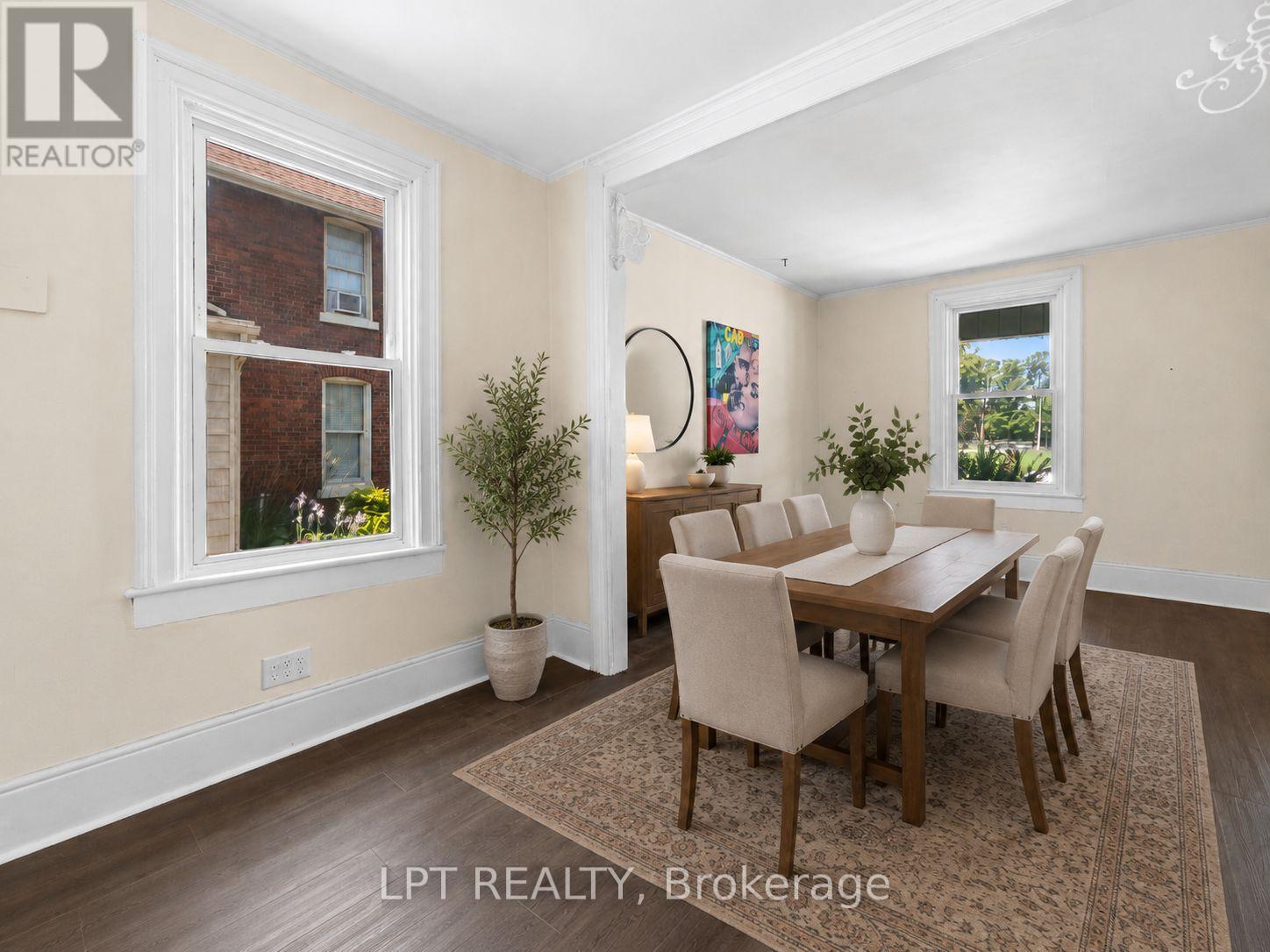 52 Parkside Drive E, Barrie, ON - Indoor Photo Showing Dining Room