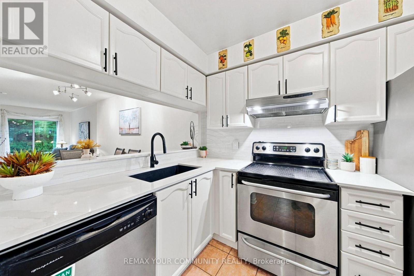 11 - 210 Manitoba Street, Toronto, ON - Indoor Photo Showing Kitchen With Upgraded Kitchen
