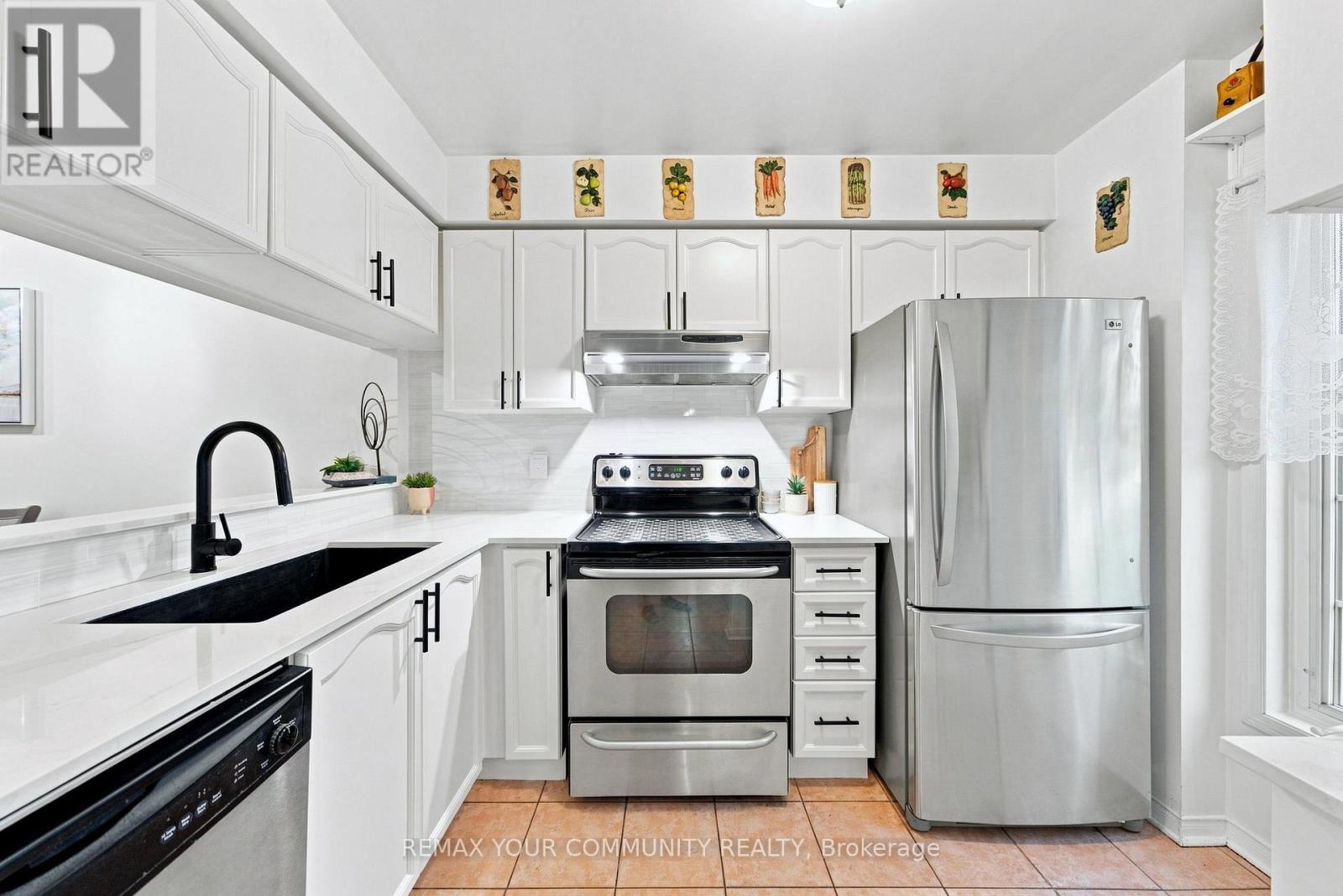 11 - 210 Manitoba Street, Toronto, ON - Indoor Photo Showing Kitchen With Upgraded Kitchen