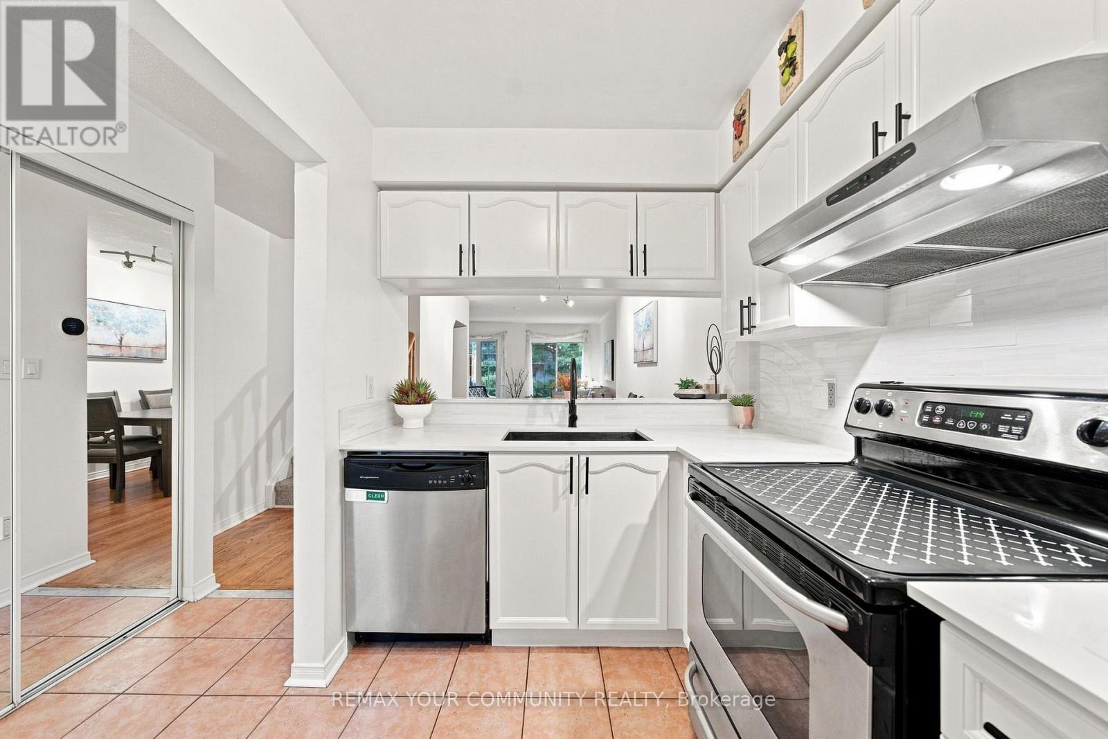 11 - 210 Manitoba Street, Toronto, ON - Indoor Photo Showing Kitchen