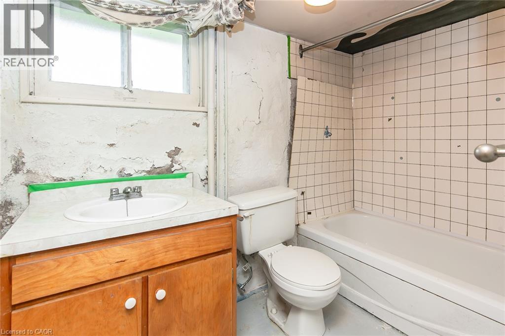 64 Simeon Street, Kitchener, ON - Indoor Photo Showing Bathroom