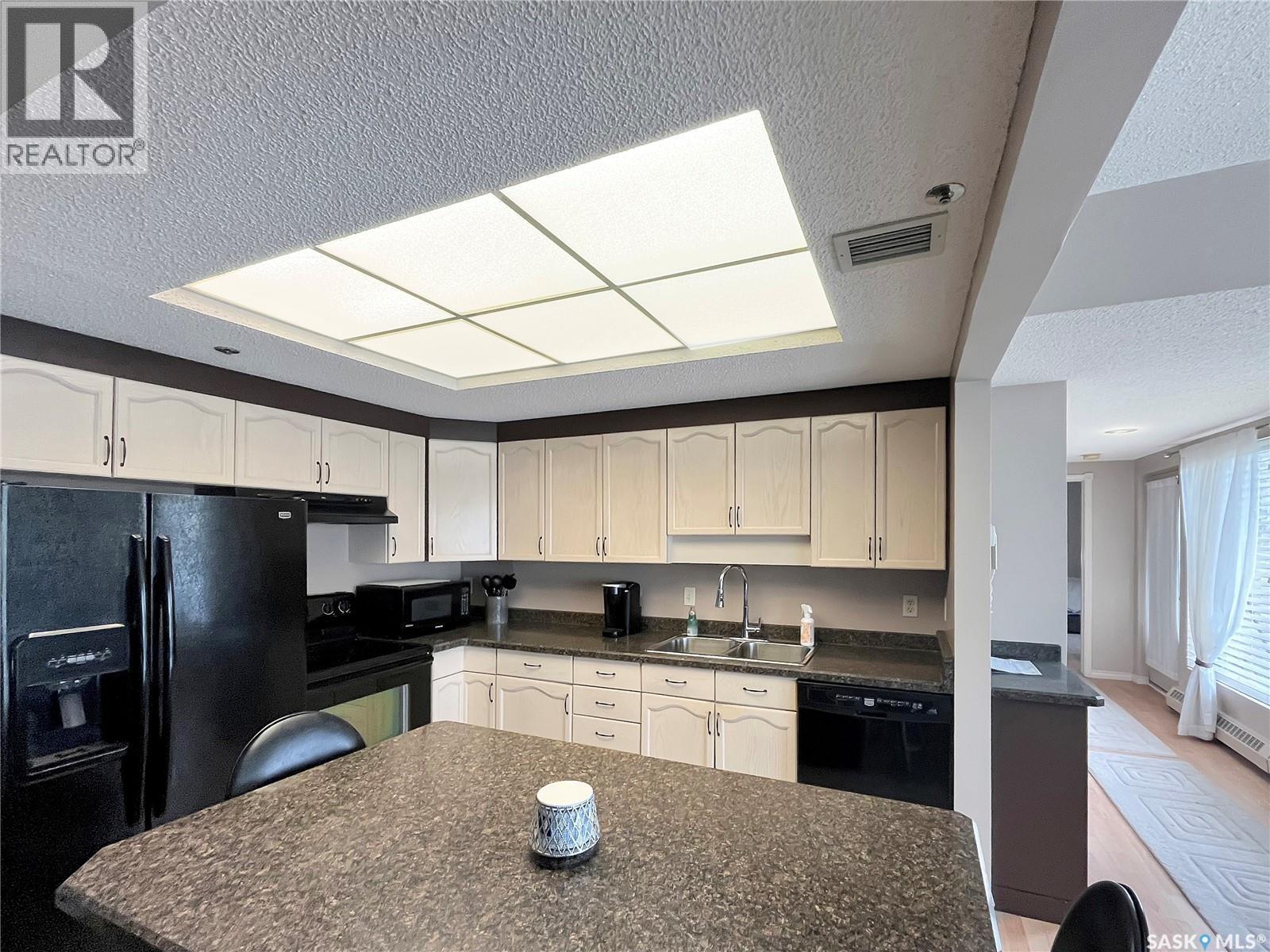 401 505 12Th Street E, Saskatoon, SK - Indoor Photo Showing Kitchen With Double Sink