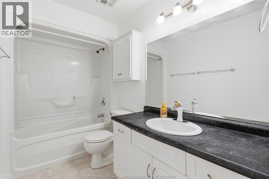2385 Gatwick, Windsor, ON - Indoor Photo Showing Bathroom