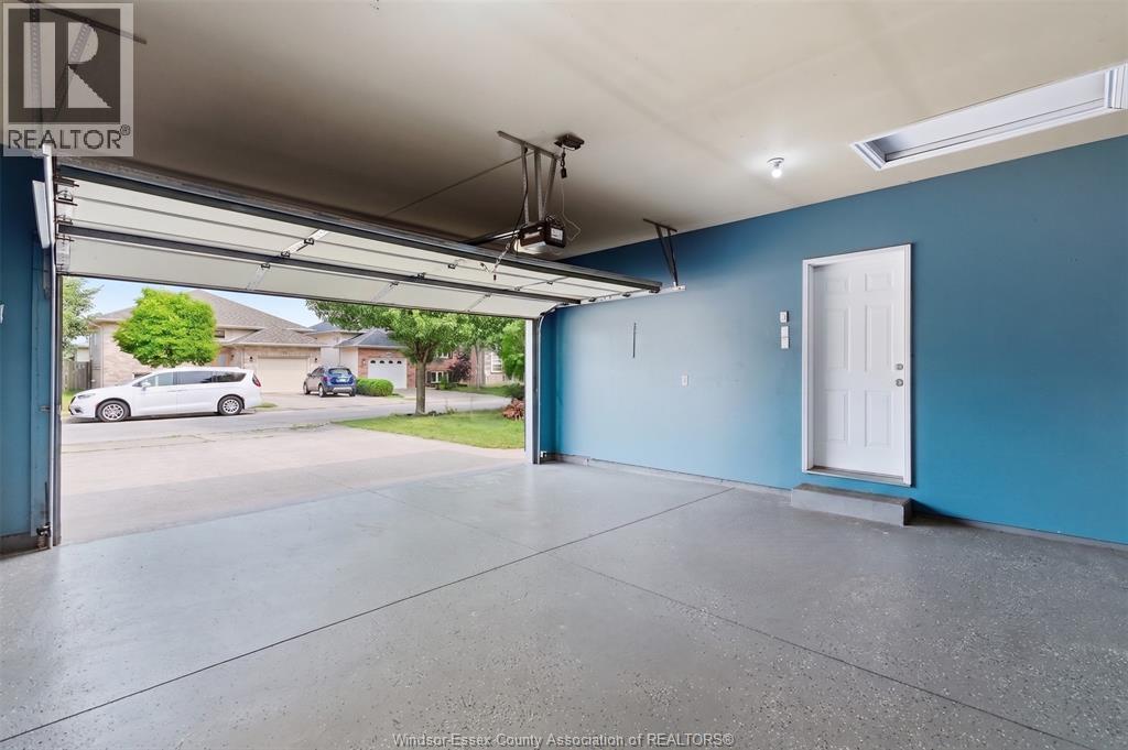 2385 Gatwick, Windsor, ON - Indoor Photo Showing Garage