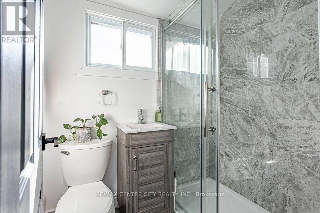 52 Princess Avenue, St. Thomas, ON - Indoor Photo Showing Bathroom