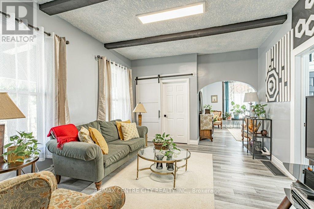 52 Princess Avenue, St. Thomas, ON - Indoor Photo Showing Living Room