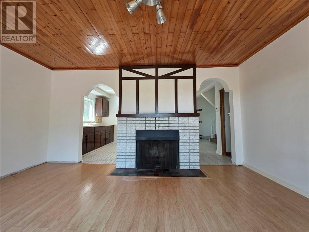 431 Edgewater, Sudbury, ON - Indoor With Fireplace