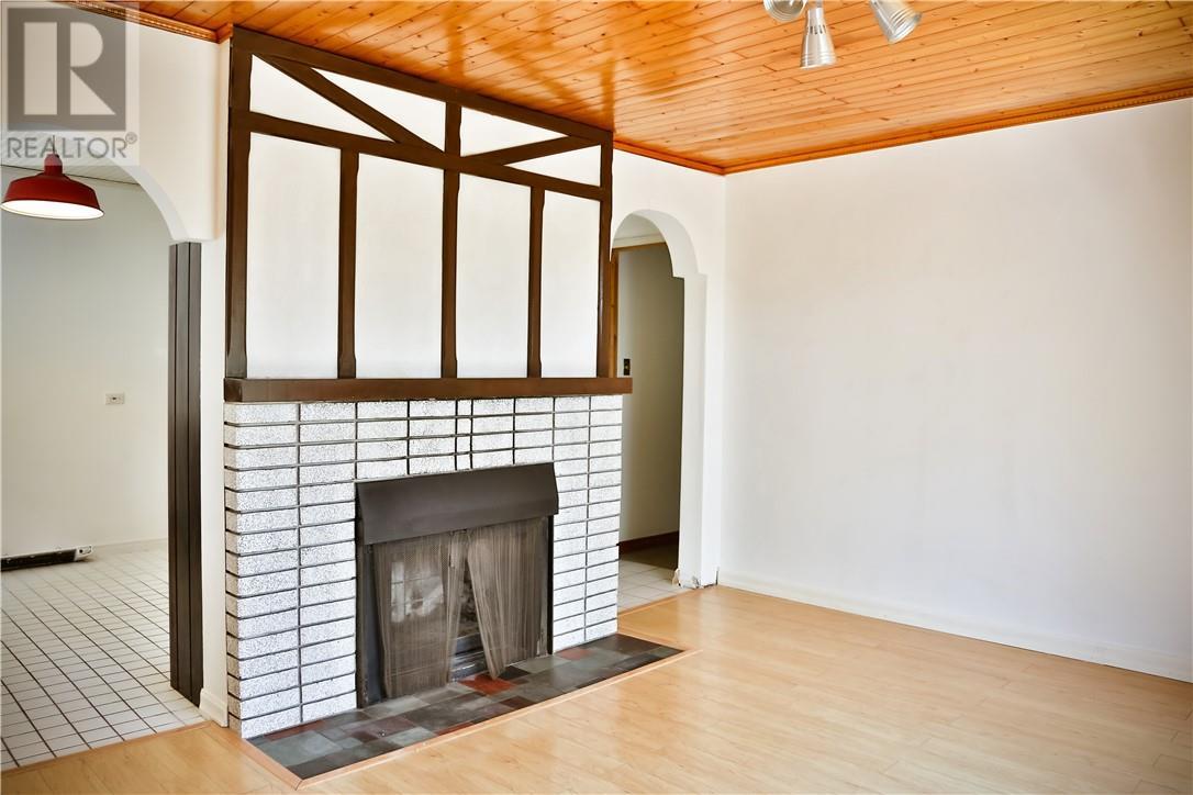 431 Edgewater, Sudbury, ON - Indoor With Fireplace
