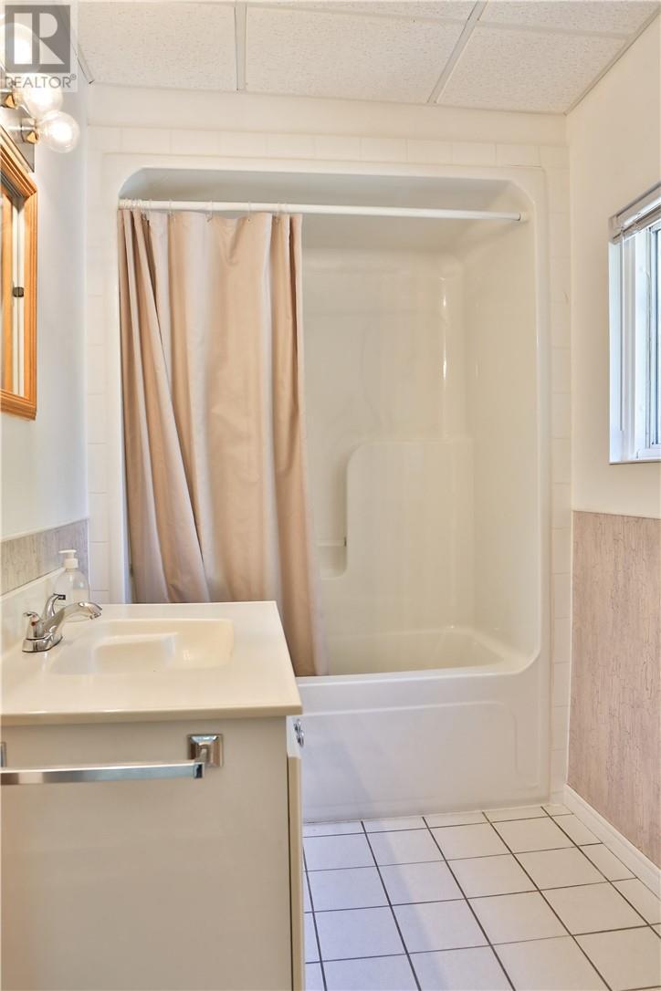 431 Edgewater, Sudbury, ON - Indoor Photo Showing Bathroom