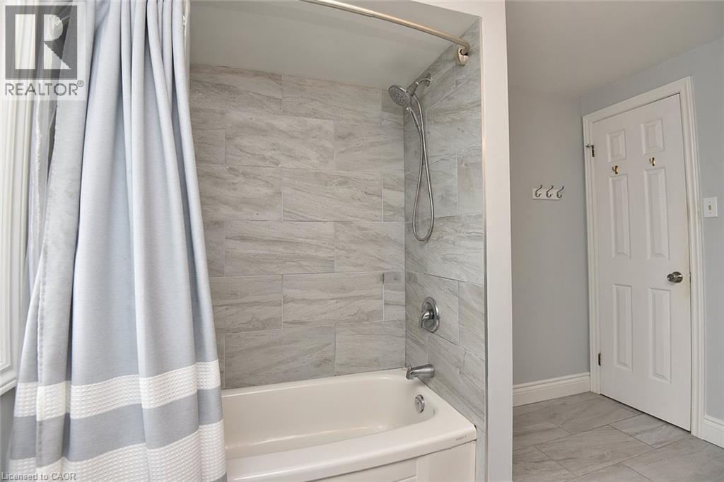 75 Josephine Drive, Hamilton, ON - Indoor Photo Showing Bathroom