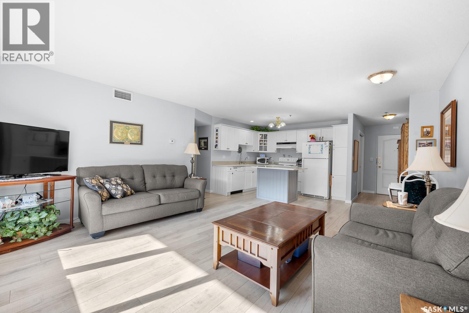 207 205 Mcintyre Street, Regina, SK - Indoor Photo Showing Living Room