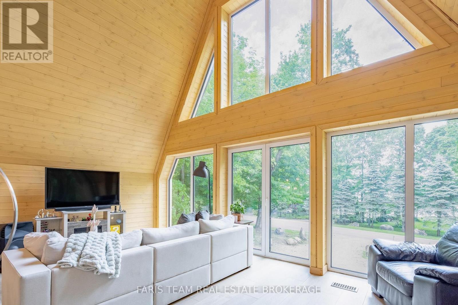 1490 Champlain Road, Tiny, ON - Indoor Photo Showing Living Room
