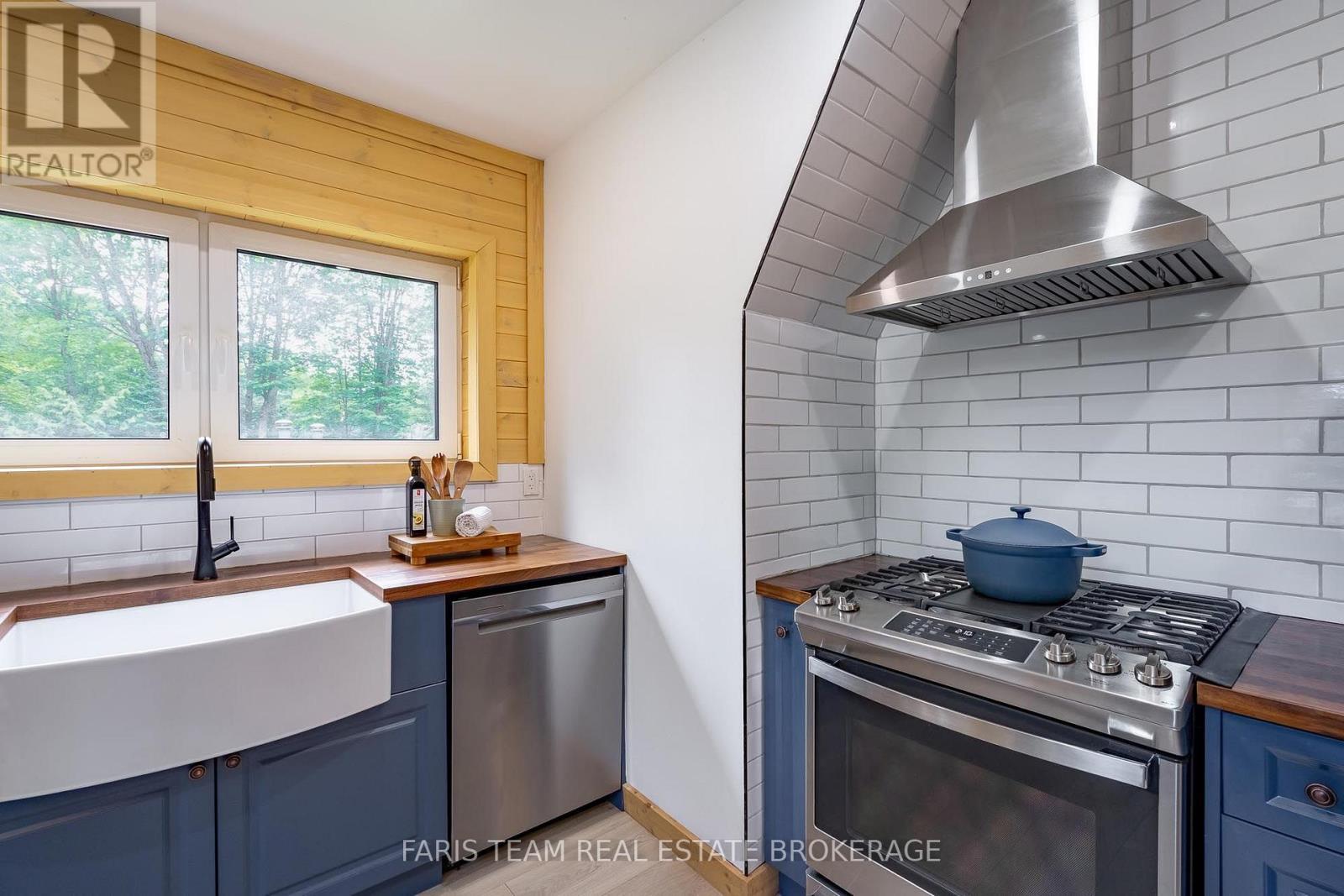 1490 Champlain Road, Tiny, ON - Indoor Photo Showing Kitchen