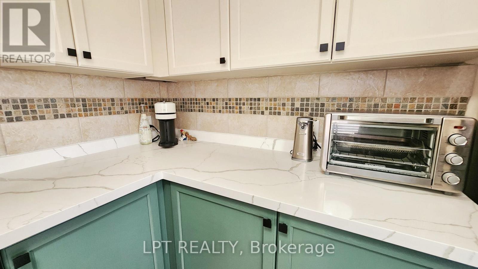 17 Silver Maple Crescent, Barrie, ON - Indoor Photo Showing Kitchen