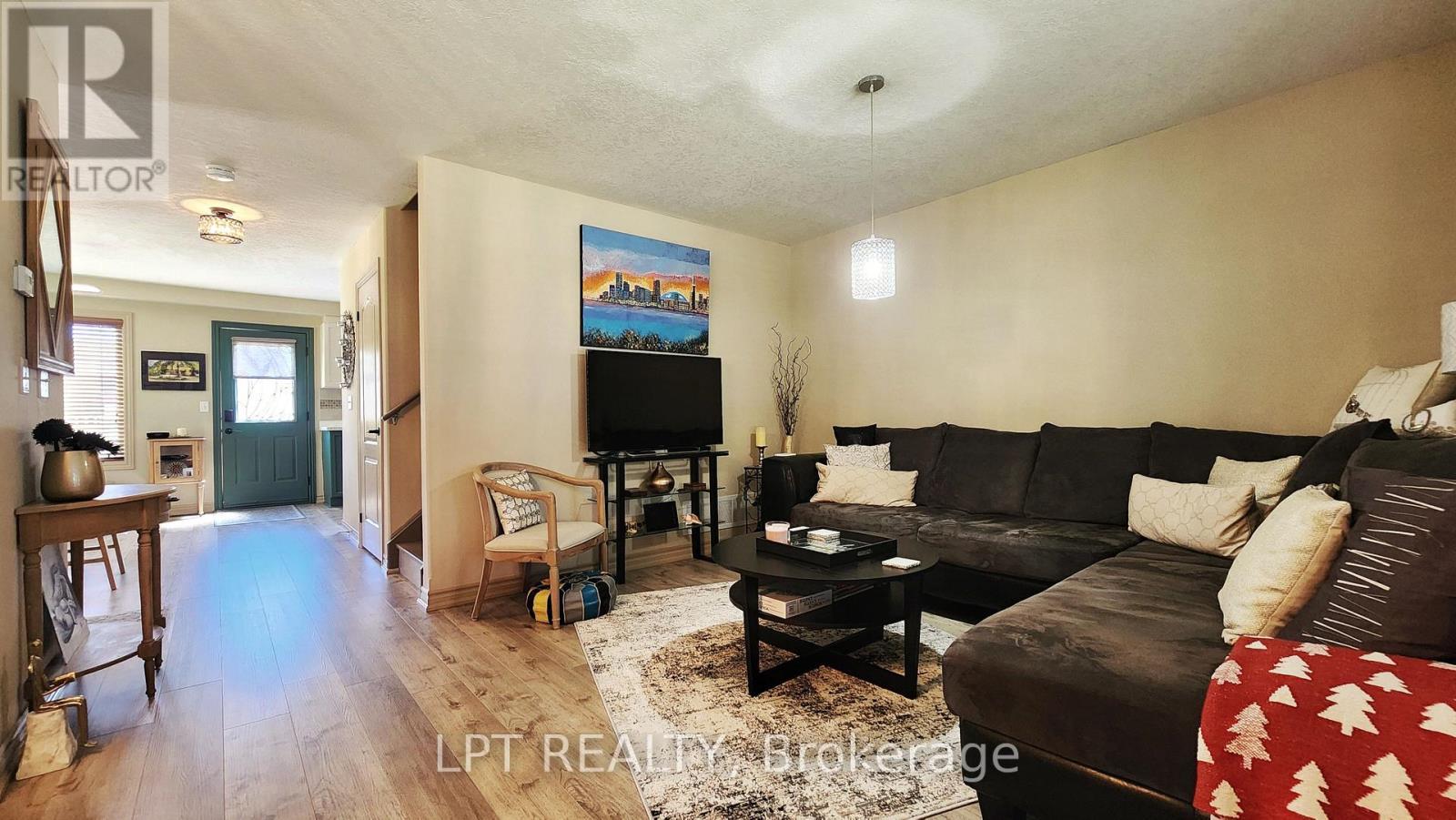 17 Silver Maple Crescent, Barrie, ON - Indoor Photo Showing Living Room