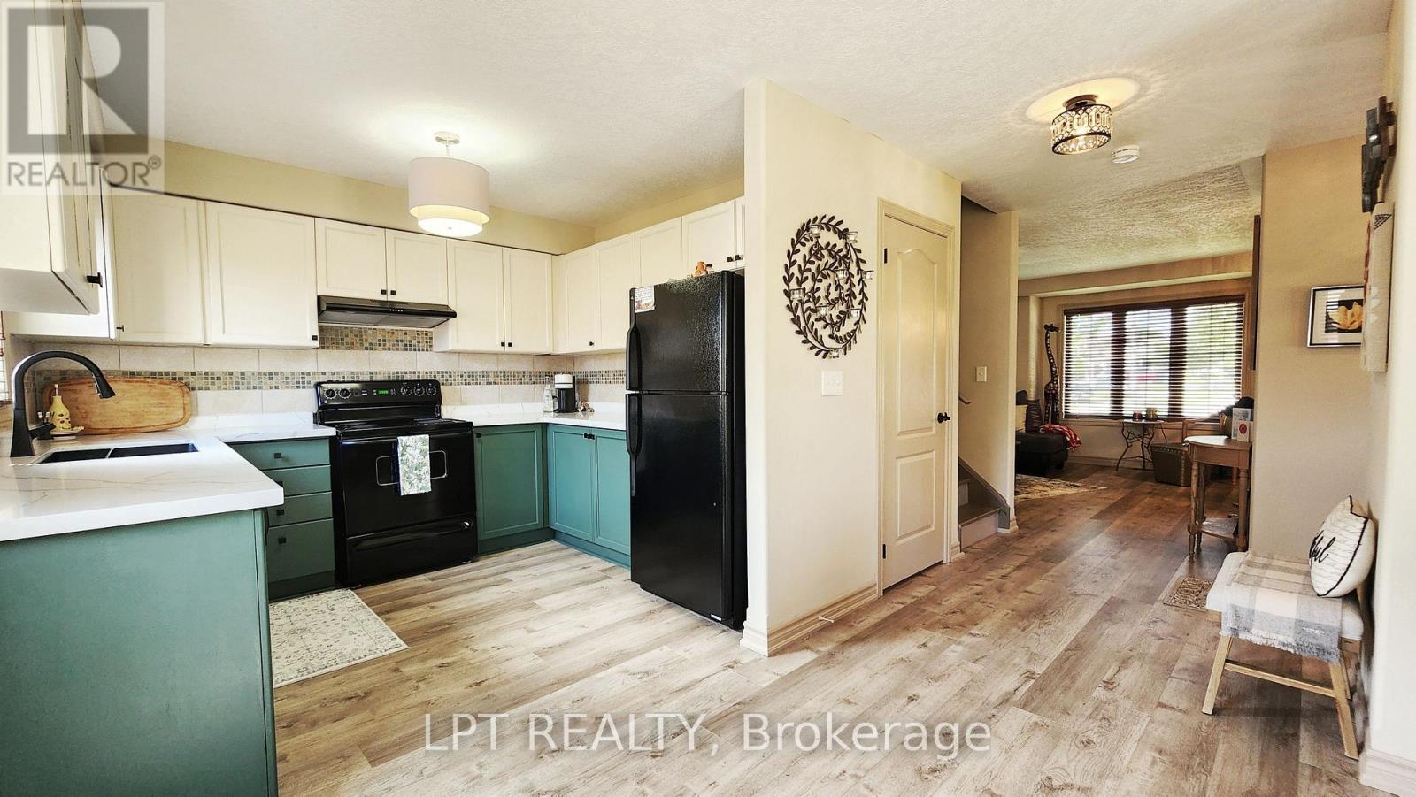 17 Silver Maple Crescent, Barrie, ON - Indoor Photo Showing Kitchen