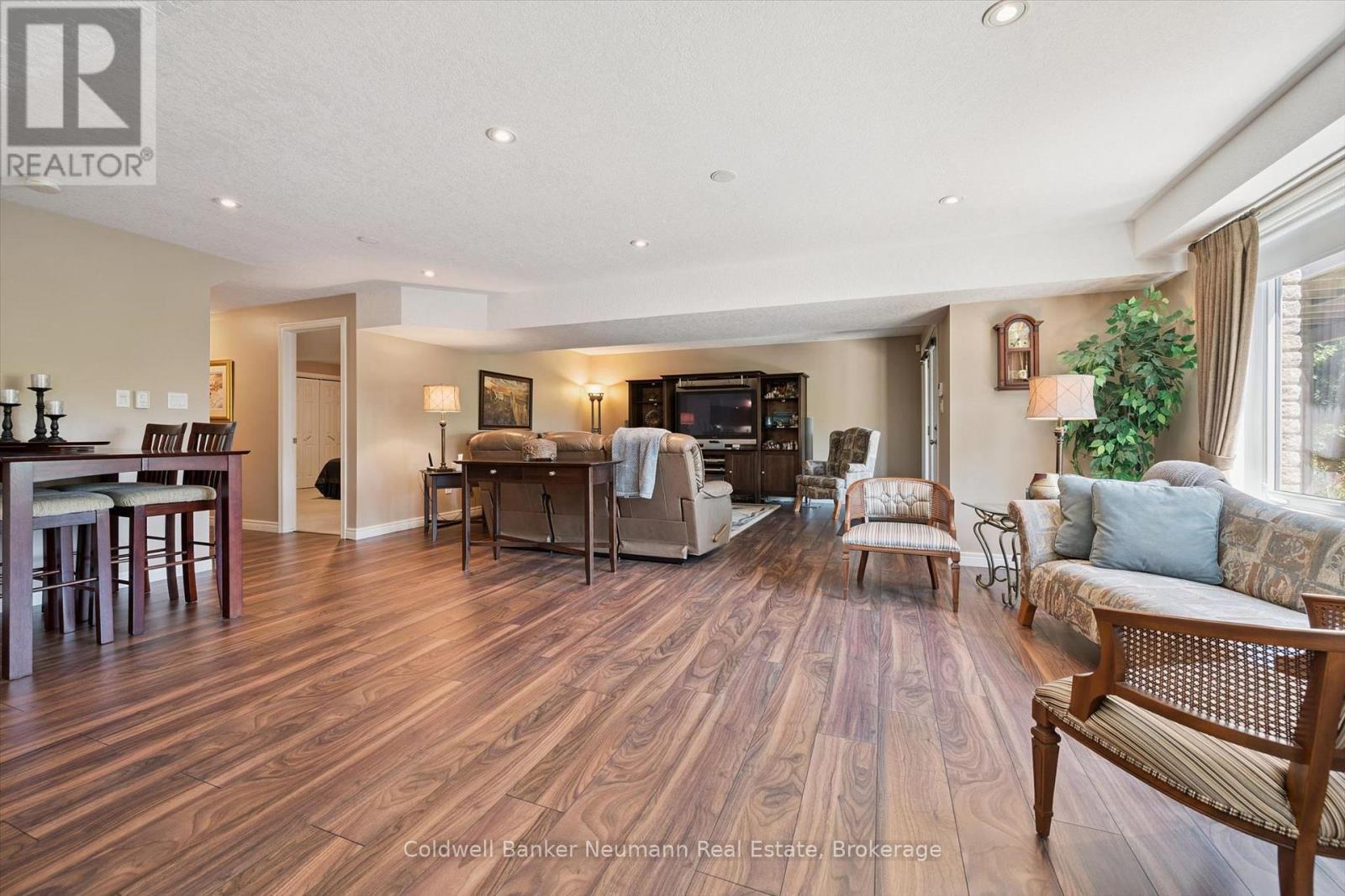 70 Bathgate Drive, Guelph (Kortright East), ON - Indoor Photo Showing Living Room
