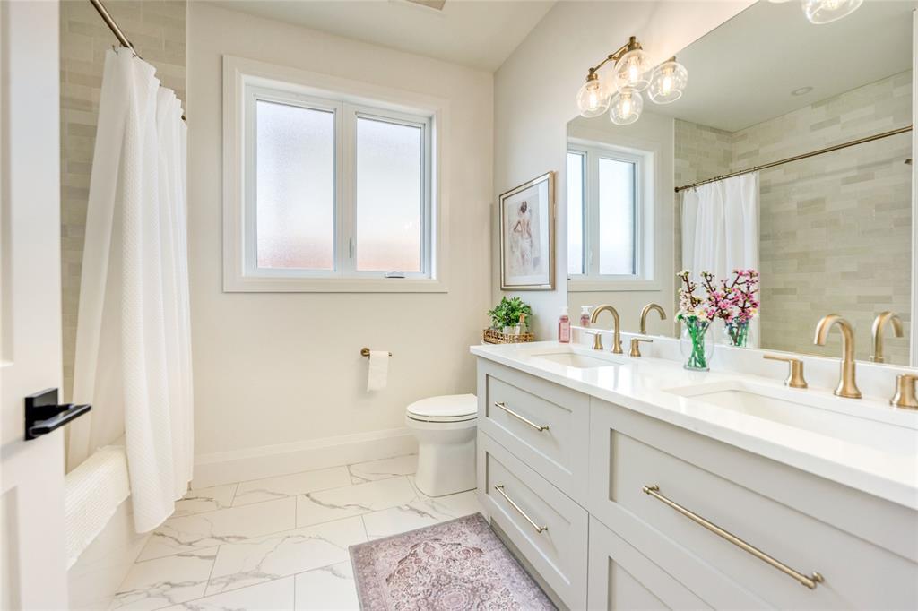3665 Egremont Road, Plympton-Wyoming, ON - Indoor Photo Showing Bathroom
