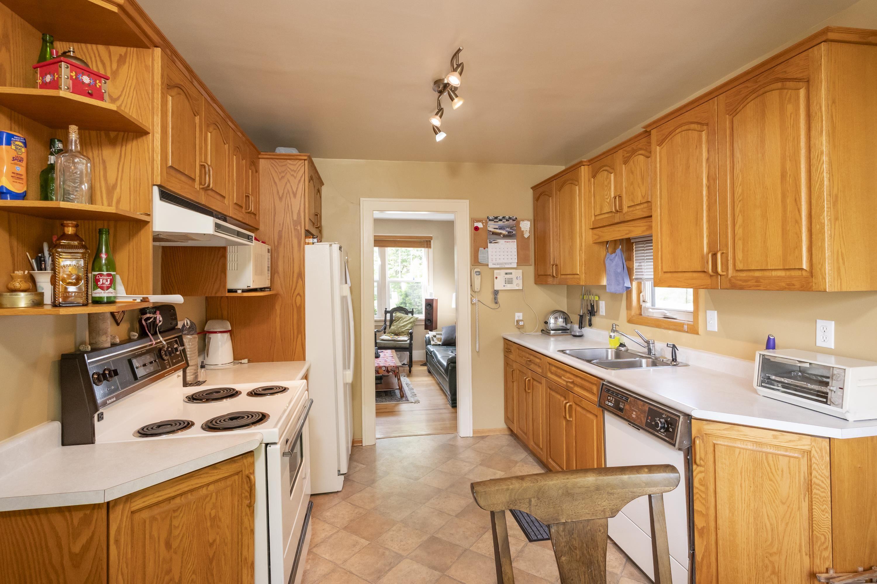 531 Empire Ave., Thunder Bay, ON - Indoor Photo Showing Kitchen With Double Sink