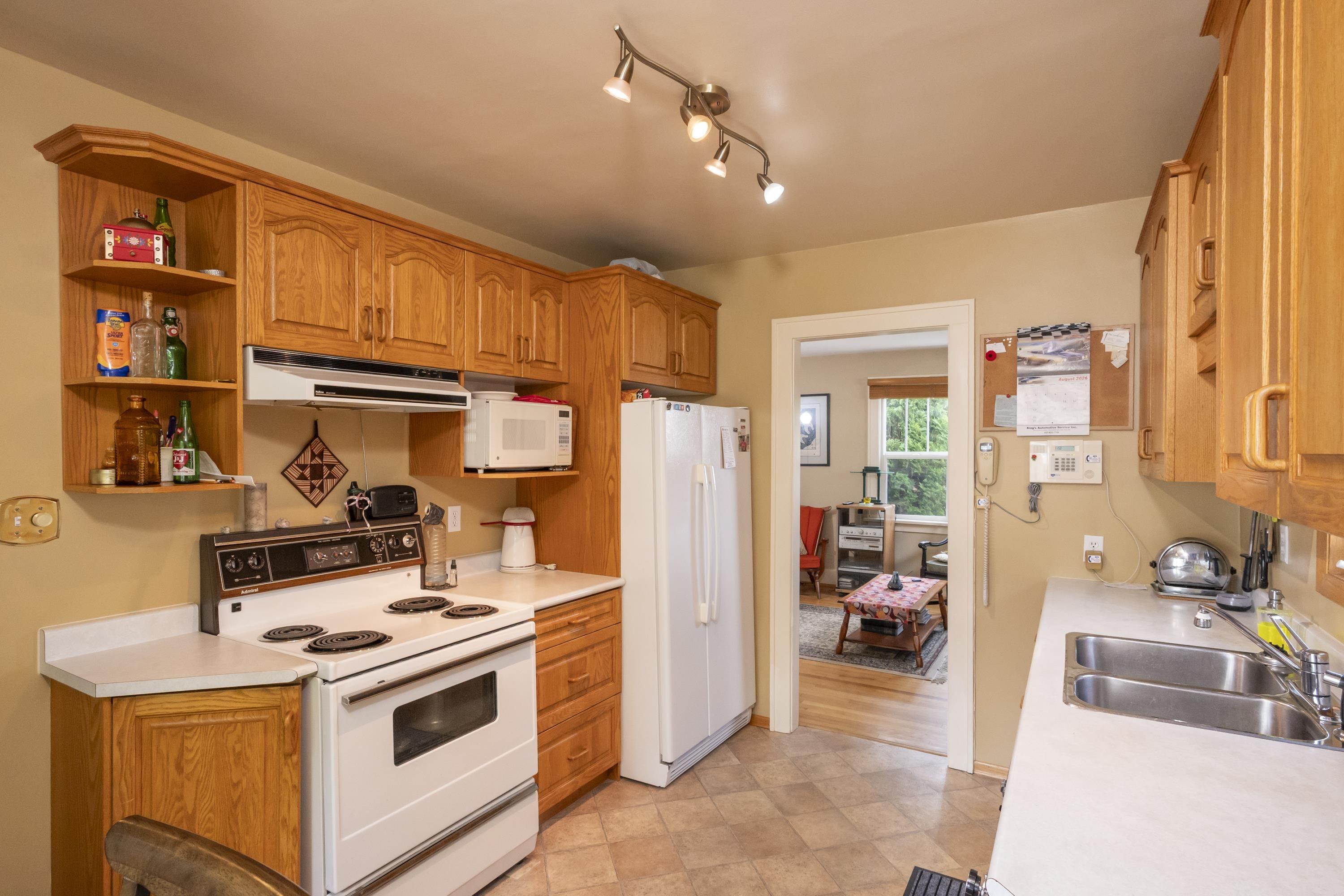 531 Empire Ave., Thunder Bay, ON - Indoor Photo Showing Kitchen With Double Sink