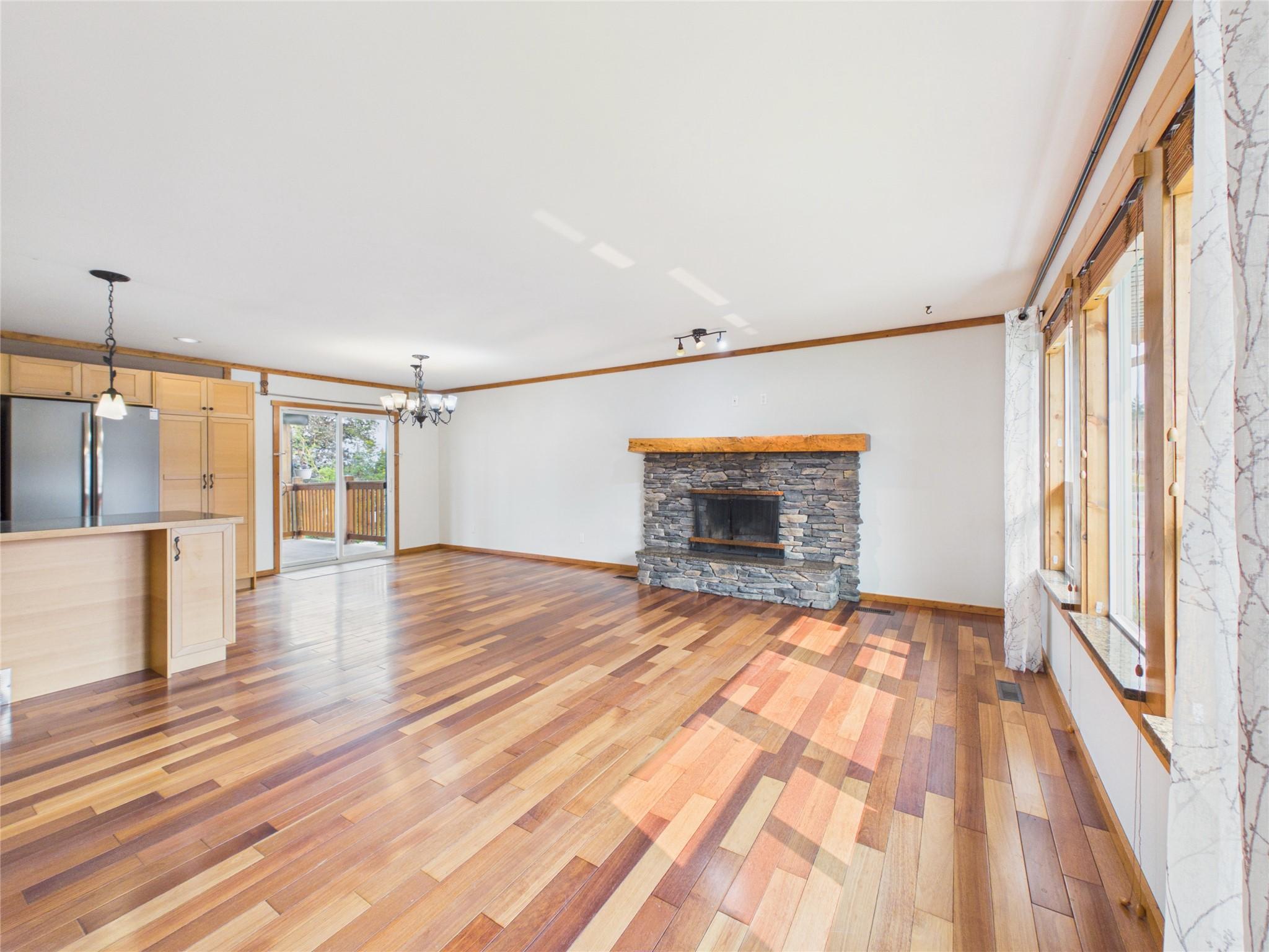 221 27Th Avenue, Cranbrook, BC - Indoor Photo Showing Living Room With Fireplace