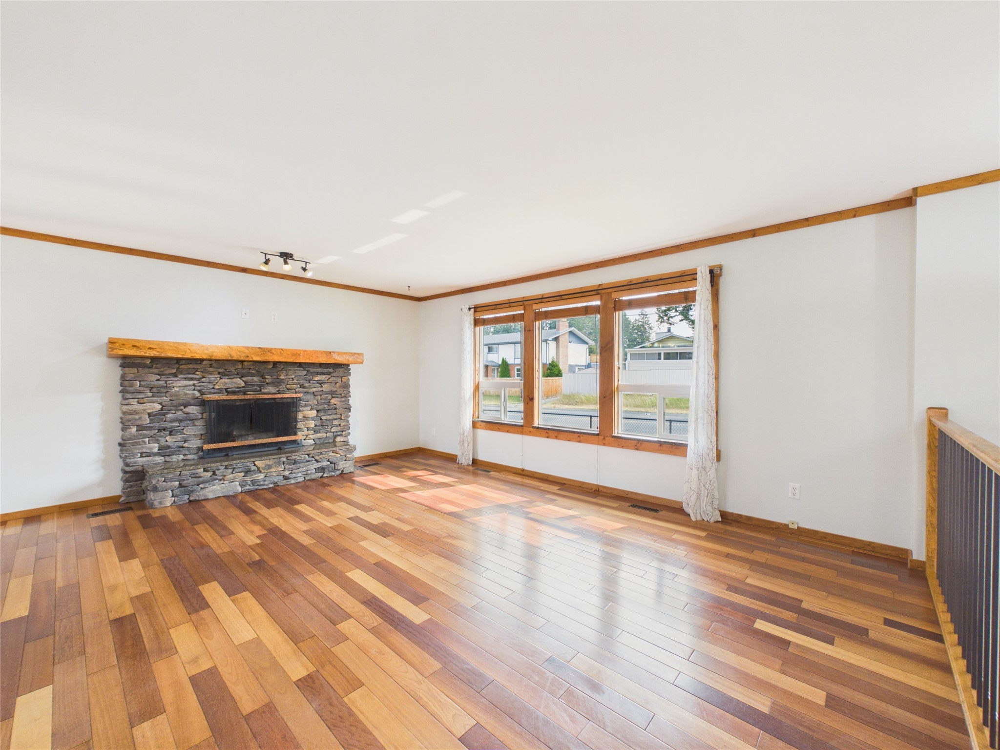 221 27Th Avenue, Cranbrook, BC - Indoor Photo Showing Living Room With Fireplace